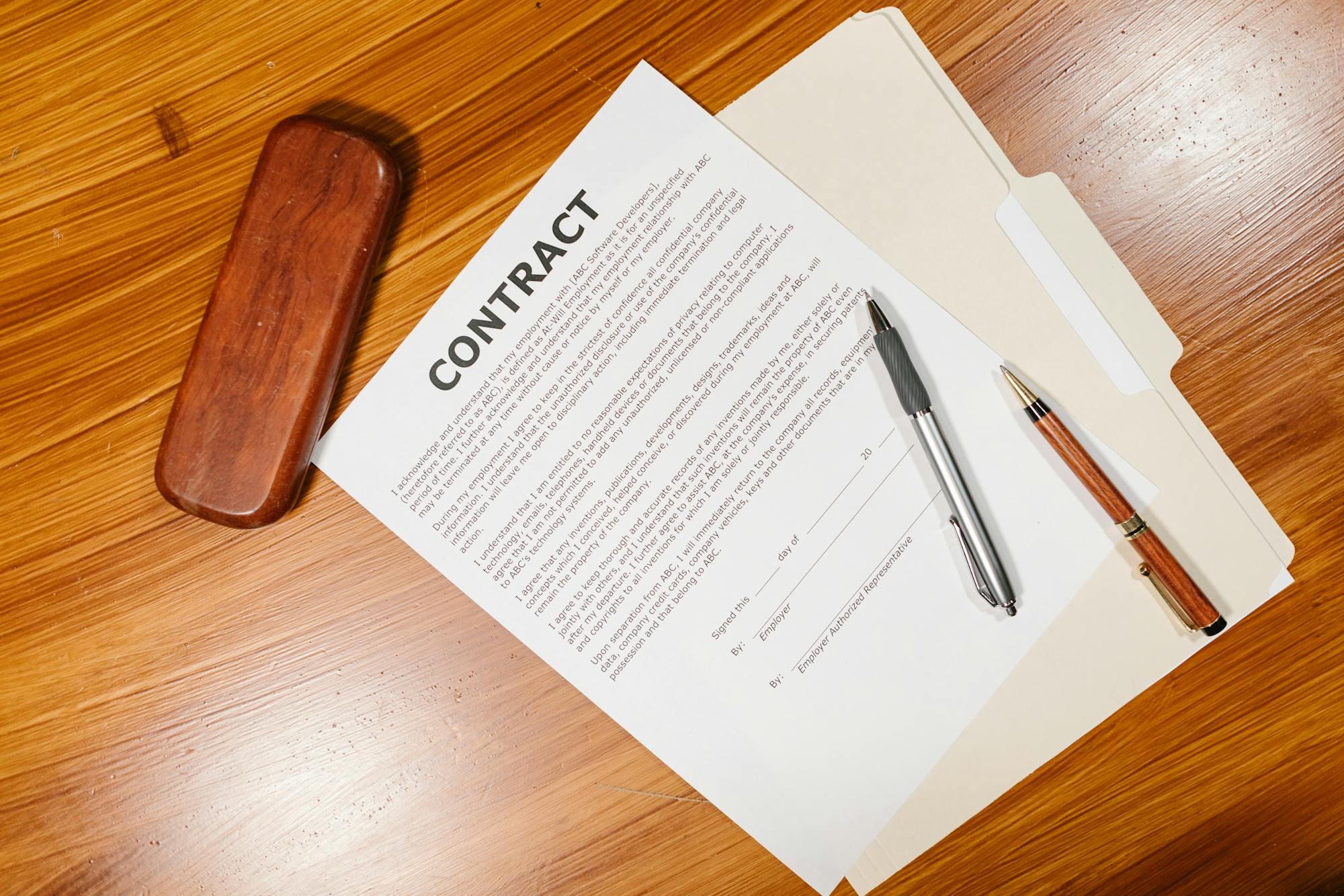 Contratto e valigetta su tavolo di lavoro — gestione diretta delle pratiche